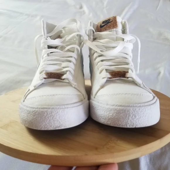 Nike | Blazer 77 SE Mid Floral Embroidery Sneakers - Picture 4 of 10